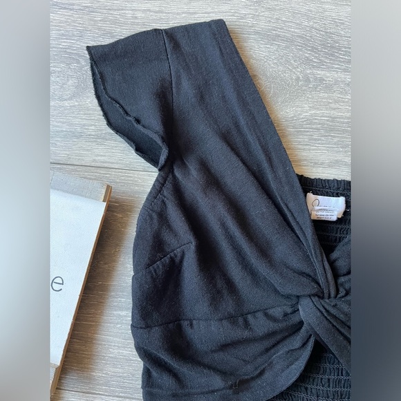 Japna ruffle sleeve knotted front smocked back crop top in black. Size S - Picture 2 of 6